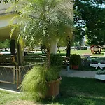 Szegedi Partfürdő és * Szeged