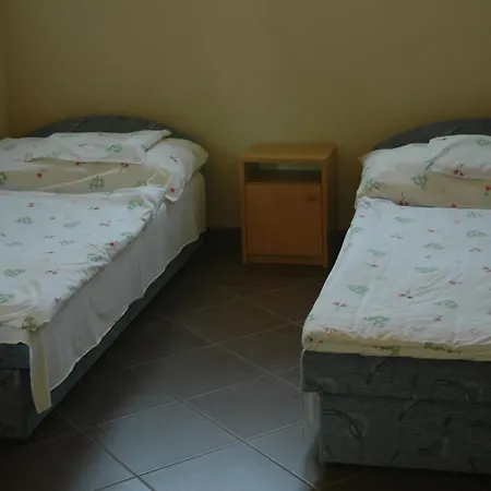 Szegedi Partfuerdo Es Parque de Campismo