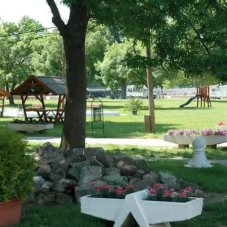 Кемпинг Szegedi Partfuerdo Es Сегед