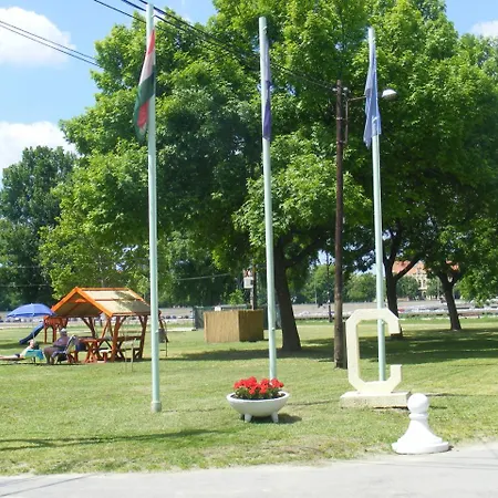 Szegedi Partfuerdo Es Parque de Campismo