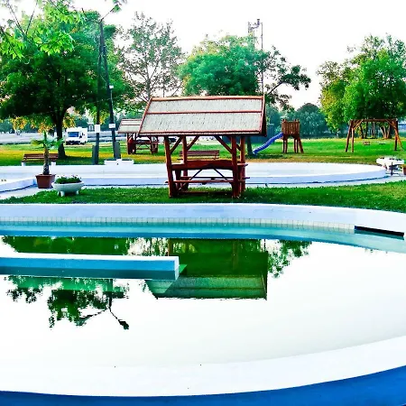 Szegedi Partfuerdo Es Campingplatz