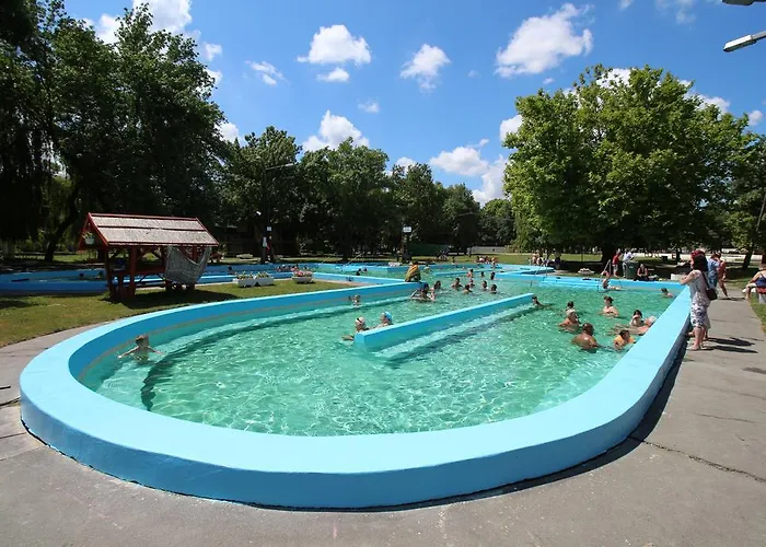 Szegedi Partfuerdo Es Camping