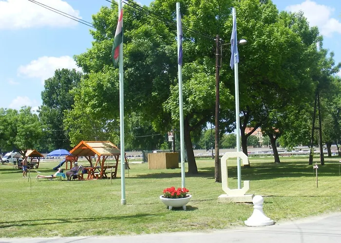 Szegedi Partfuerdo Es Camping