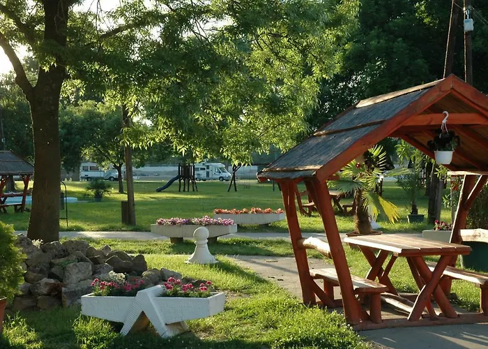 Szegedi Partfuerdo Es Camping Szeged