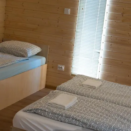 Szegedi Partfürdő és *