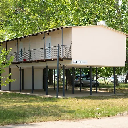 Szegedi Partfuerdo Es Camping