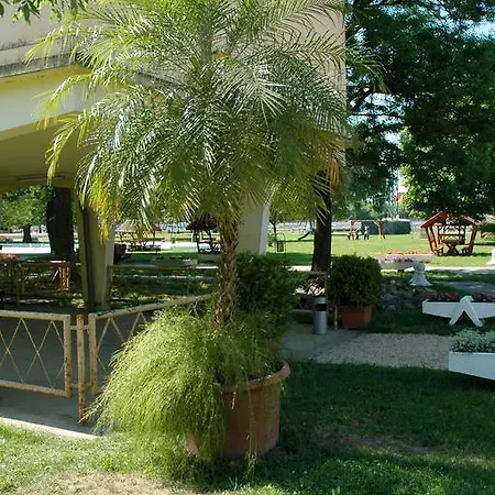 Szegedi Partfuerdo Es * セゲド