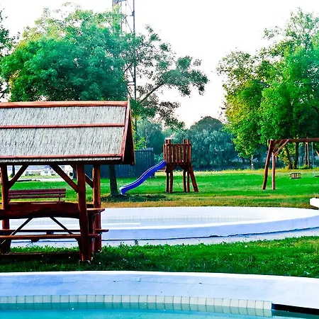 Szegedi Partfuerdo Es Campsite *