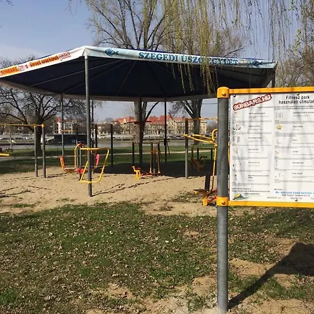 Szegedi Partfuerdo Es אתר קמפינג סגד