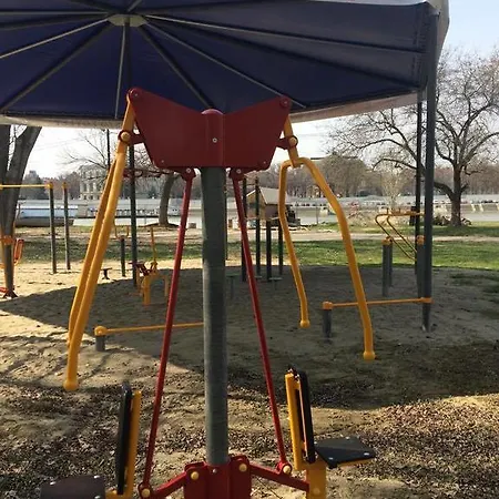 Szegedi Partfuerdo Es キャンプ場 *