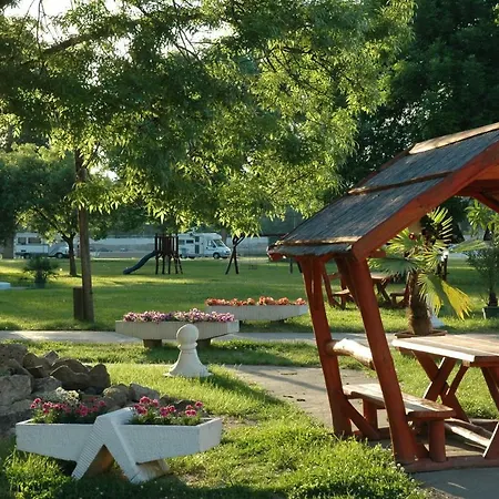Szegedi Partfuerdo Es Campsite Szeged