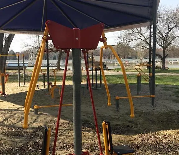 Szegedi Partfuerdo Es Campingplads *